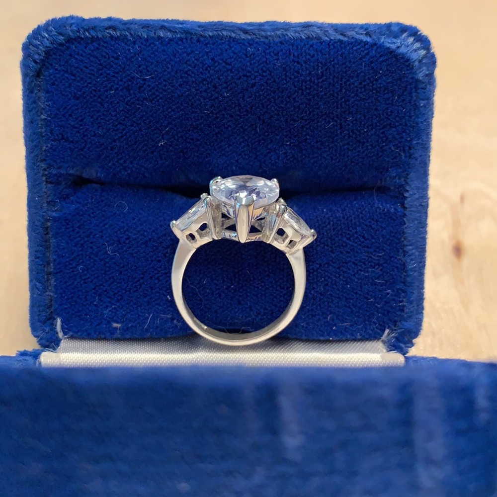 Stunning Faceted Pear-Shape Rhinestone Ring - Picture 6 of 9